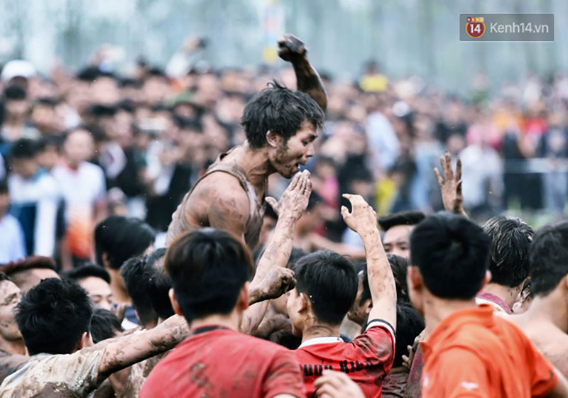 Hàng trăm thanh niên trai tráng lao vào giằng xé, giẫm đạp lên nhau để Cướp phết Hiền Quan lấy may